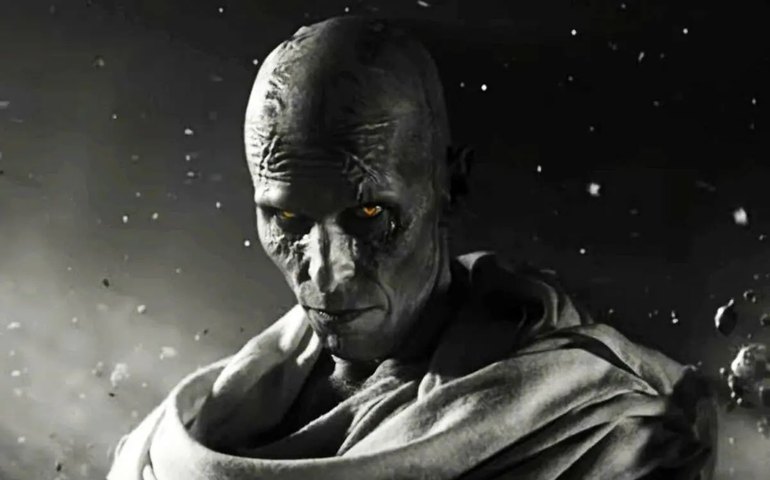 Diretor explica que mudou visual de Gorr por semelhança com Voldemort