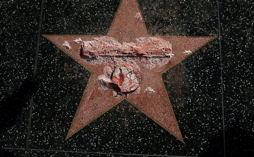 Homem é preso por vandalizar estrela de Trump na Calçada da Fama