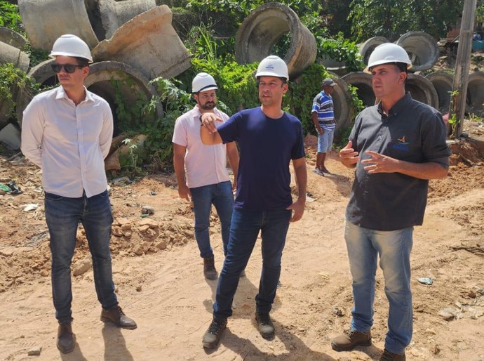 Vice-prefeito e titular da Seminfra visita obras nas grotas do Ipanema e da Cerâmica