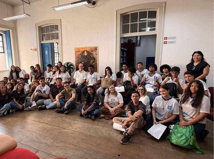 Estudantes da rede pública passam tarde em oficina de poesia promovida pelo PCJE