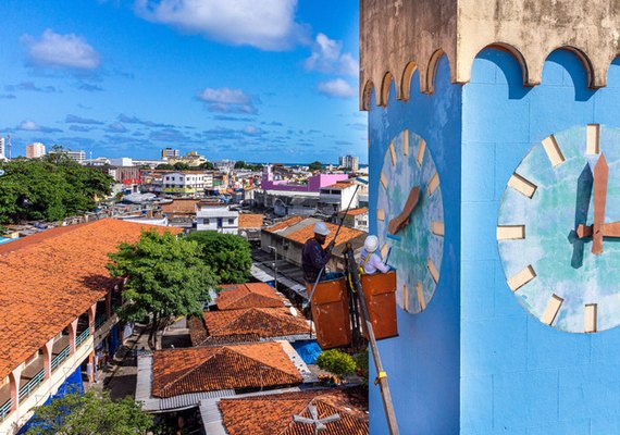 Colorir é Legal: torre do relógio no Mercado do Artesanato recebe nova pintura