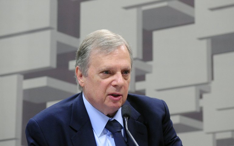 Há tentativa deliberada de ferir as instituições, afirma Tasso