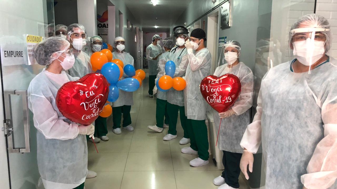 Vida sem Covid-19: Pacientes recebem alta de Hospital de Campanha em Arapiraca