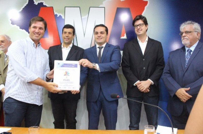 Semarh entrega planos para nortear municípios sobre política de resíduos