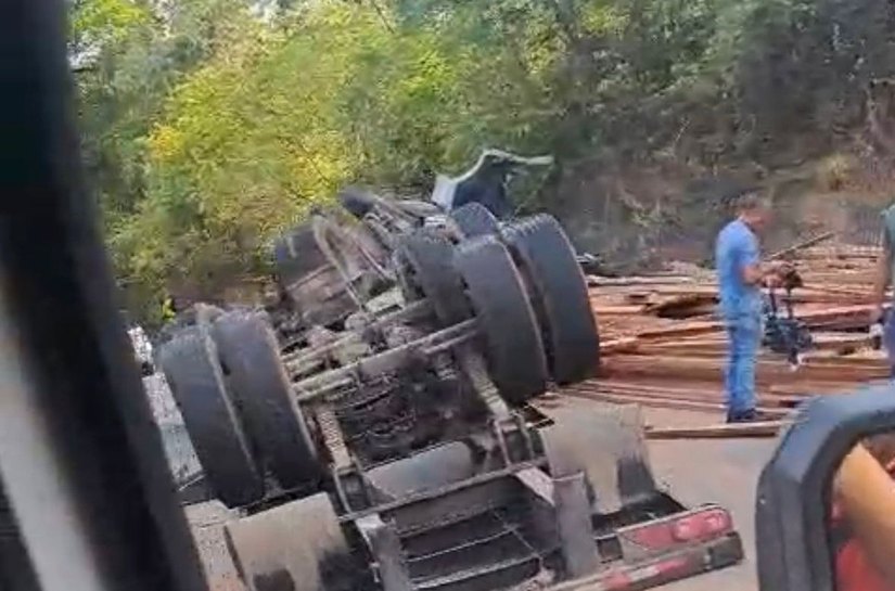 Motorista perde o controle da direção e tomba carreta com madeira, na AL-105