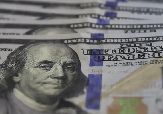 Dólar cai para R$ 5,11 com alívio externo e decisão da agência Moody’s