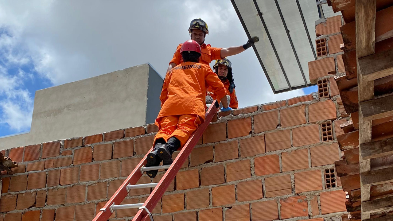 Corpo de Bombeiros resgata trabalhador preso em telhado de estabelecimento comercial  em Arapiraca