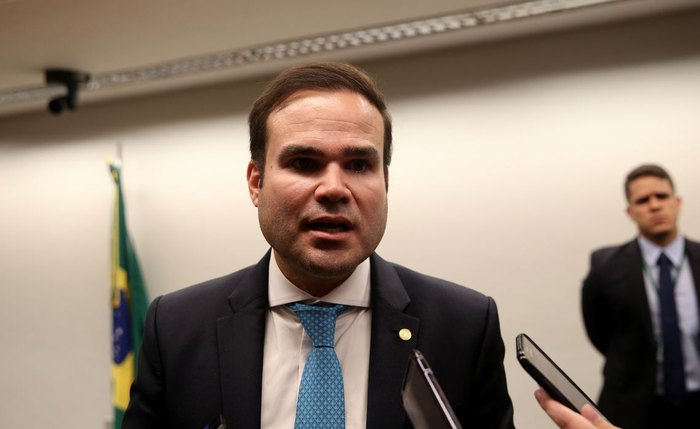 Deputado Cacá Leão passa o fim de semana concluindo o parecer
