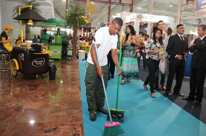 Autônomos contratados por meio da rede estadual do Sine trabalham na Bienal