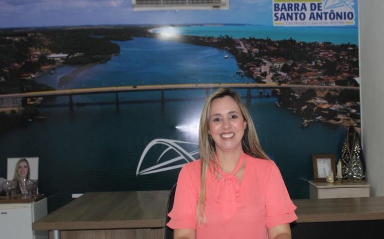 Prefeita da Barra de Santo Antônio anuncia corte de 50% de seu salário por conta do coronavírus
