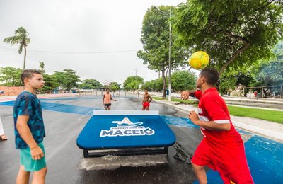 Orla lagunar ganha equipamentos de futmesa e quadras de esporte reformadas 