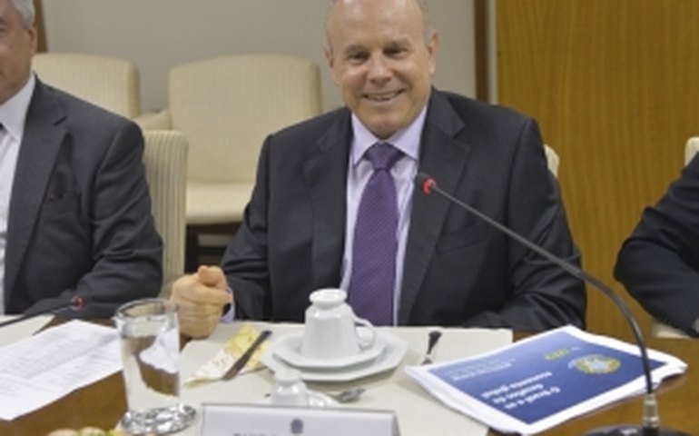 Mantega promete esforço fiscal para 2014 acima da meta definida no Orçamento