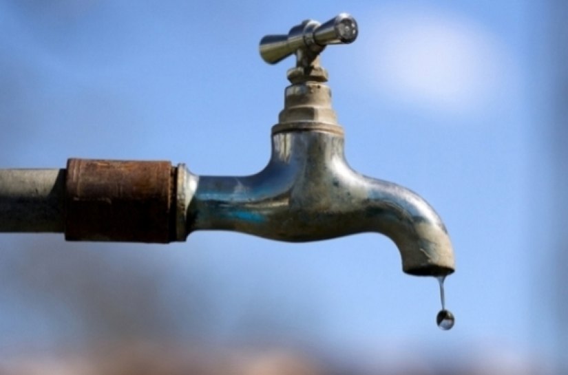 Rompimento de adutora interrompe abastecimento para cidades do Sertão