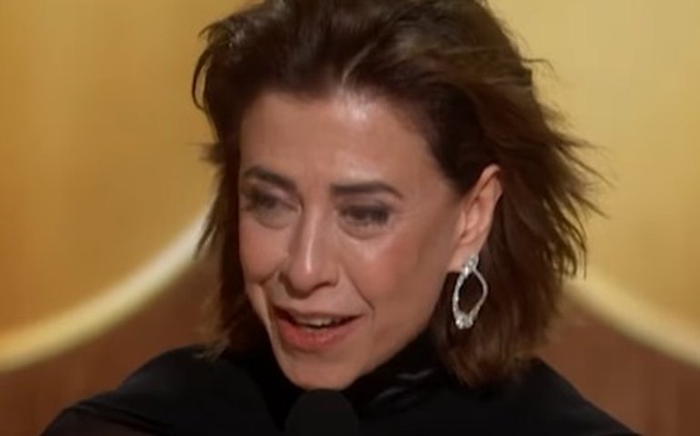 Fernanda Torres dedica Globo de ouro ao Brasil: 'Esse prêmio não é meu, é nosso'