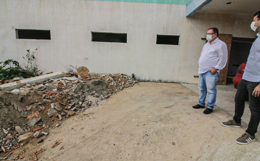 Luciano Barbosa visita obra abandonada de CRAS