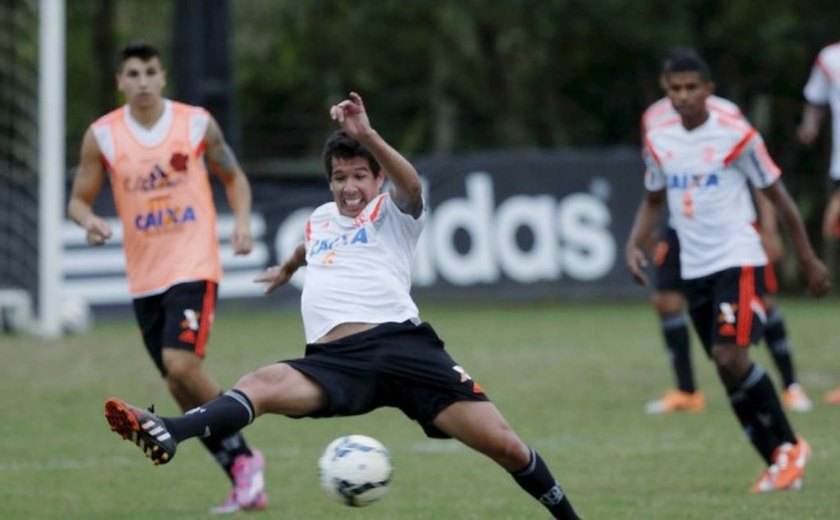 Cáceres volta da seleção paraguaia e será titular contra o Corinthians