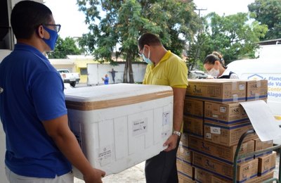Sesau distribuiu 36.650 doses da CoronaVac e AstraZeneca para completar esquema vacinal