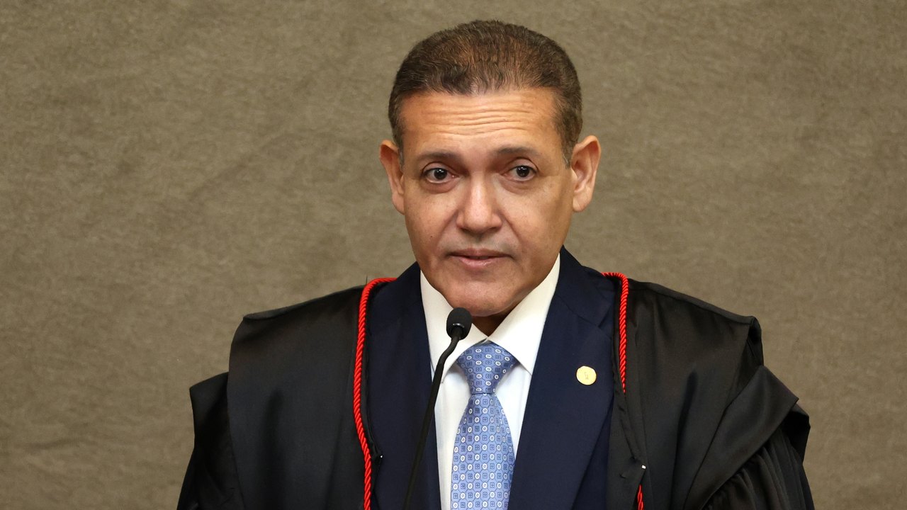 TSE atende Flávio e manda suspender canal do WhatsApp Exército do Lula