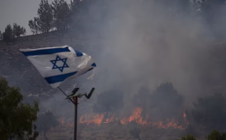 Oito soldados israelenses foram mortos em explosão de veículo blindado no sul de Gaza, diz Exército
