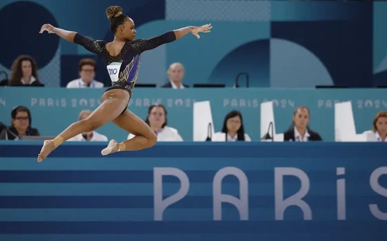 Web questiona resultado da final da trave na ginástica artística com Brasil fora do pódio: 'Roubaram nosso ouro'