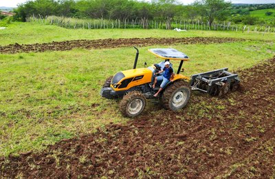 Aração de terras beneficia mil produtores rurais de Traipu