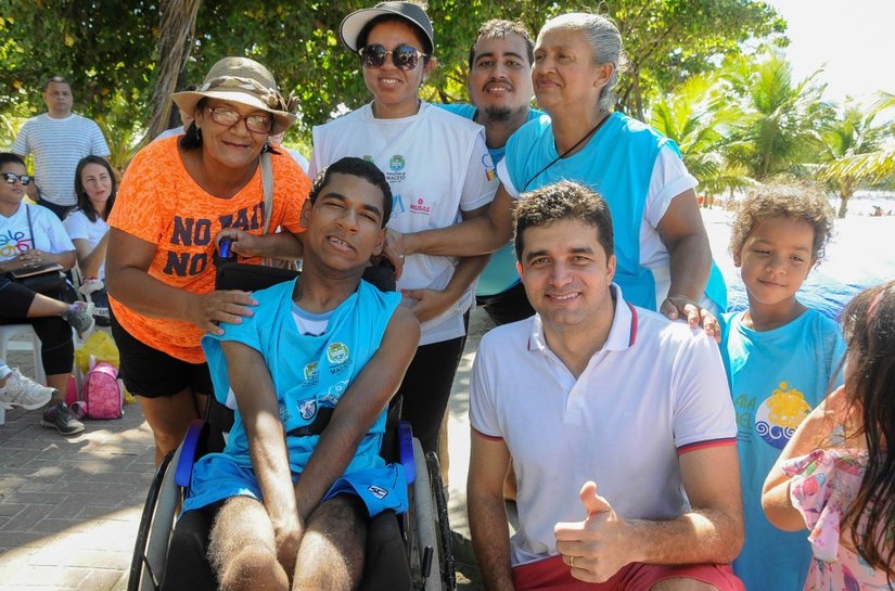 Prefeito Rui Palmeira acompanha atividades do projeto Praia Acessível