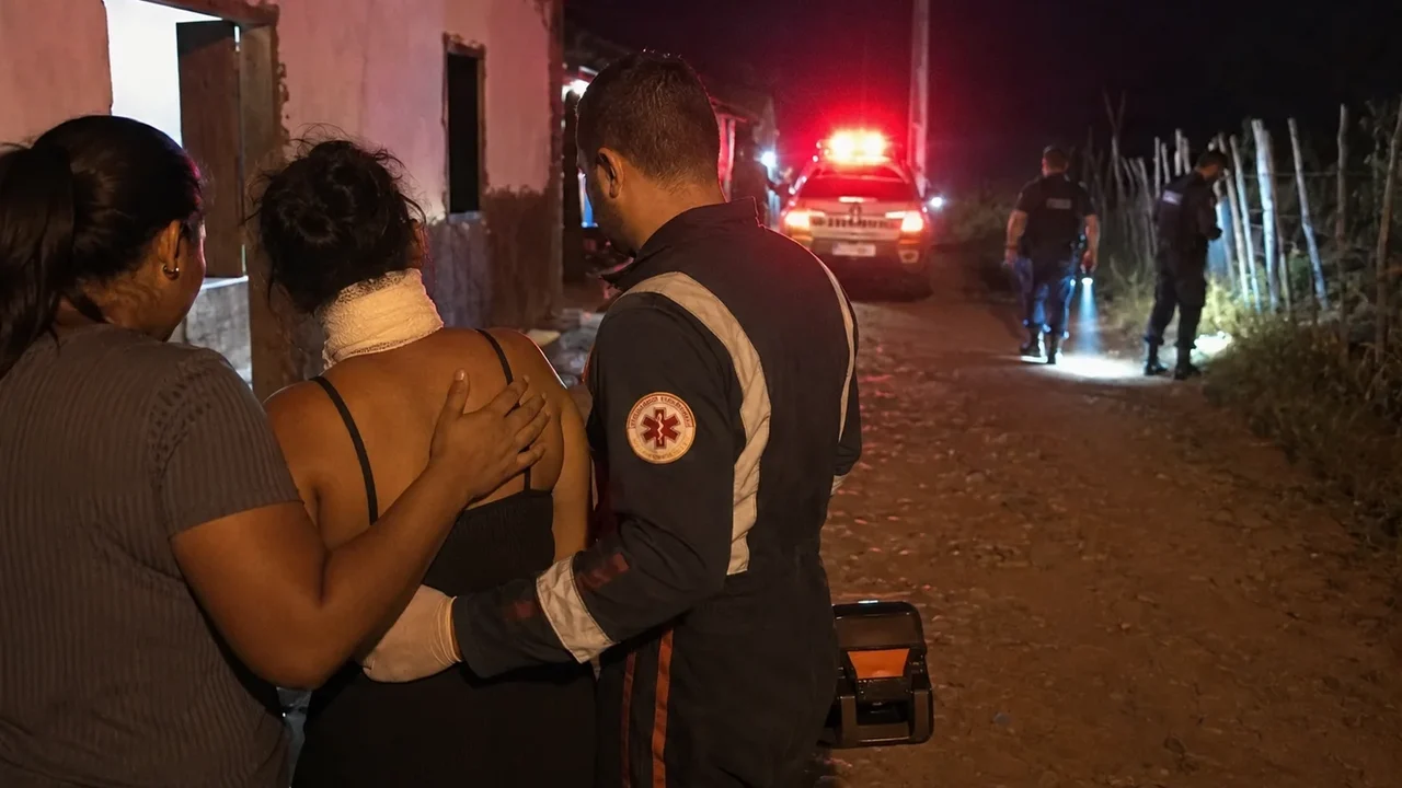 Mulher é esfaqueada no pescoço pelo ex-companheiro em Limoeiro de Anadia