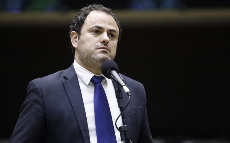 Retirada à força de Glauber Braga da cadeira de Motta causa confusão na Câmara; veja vídeos