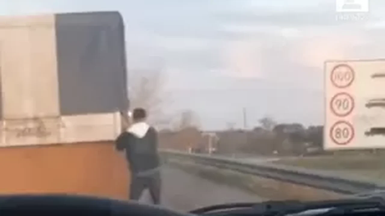 Homem solta carga de cereais de  caminhão em movimento e foge