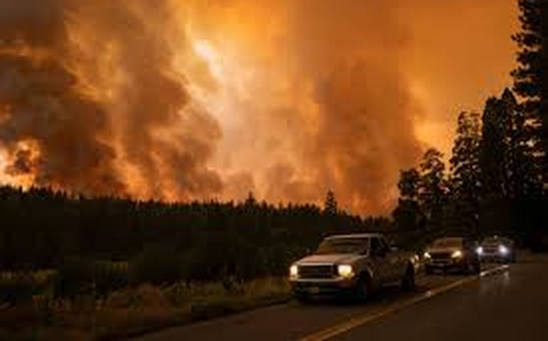 Milhares de pessoas são retiradas por incêndio fora de controle na Califórnia