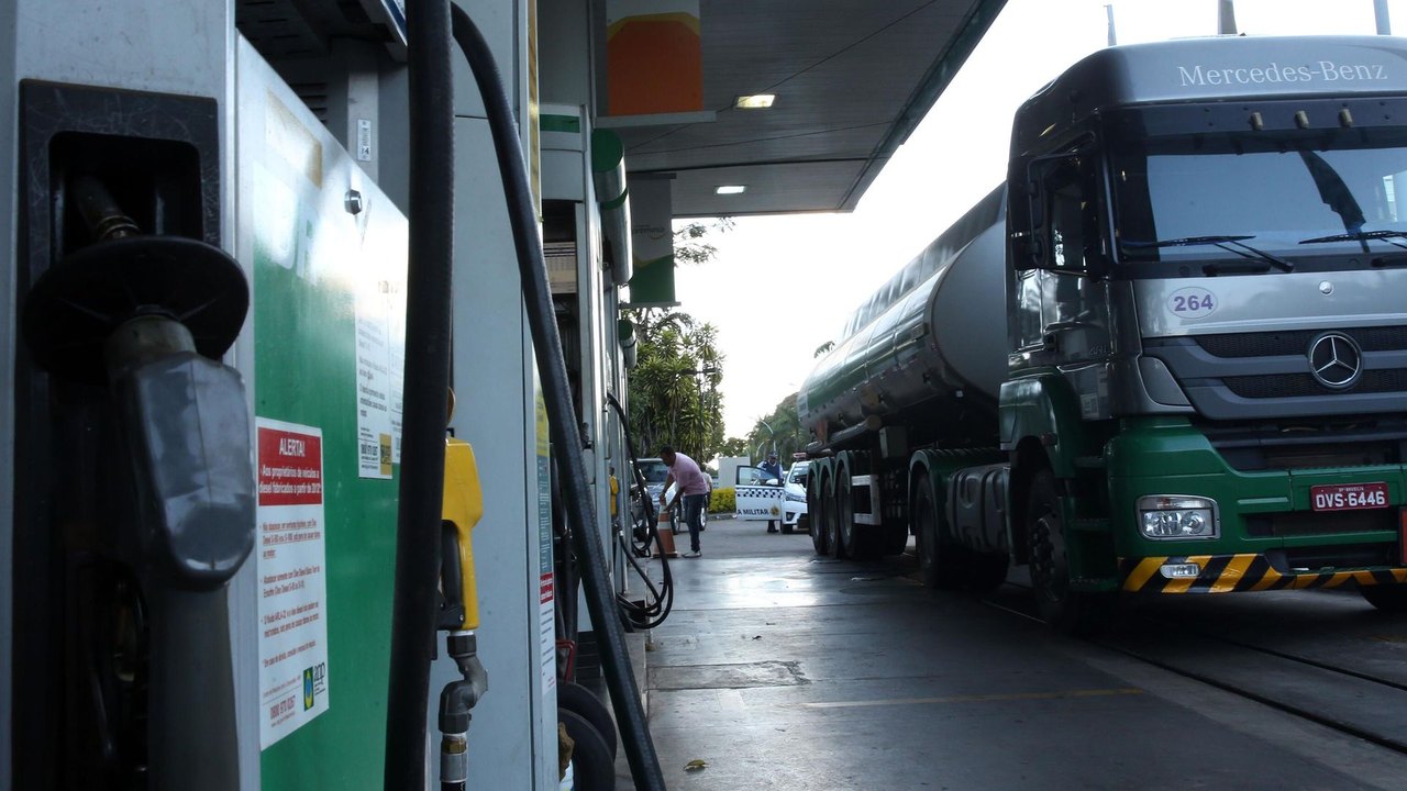 Elevação do etanol na gasolina reacende disputa entre governo e setor automotivo, diz mídia