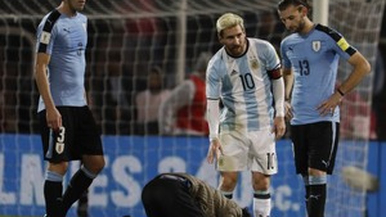 O retorno do Rei: Messi brinda torcida com “olés” e recebe reverência geral