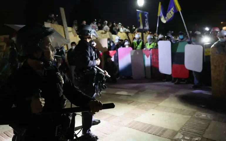 Polícia desmantela acampamento na Universidade da Califórnia