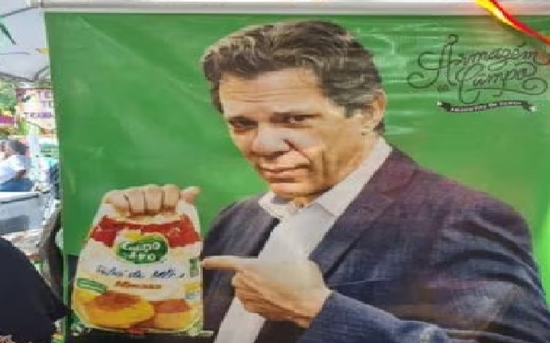 Haddad vira garoto-propaganda de fubá em feira do MST
