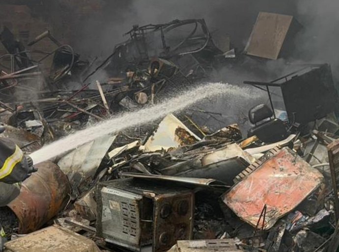 Bombeiros combatem incêndio de grandes proporções em ferro-velho em Arapiraca