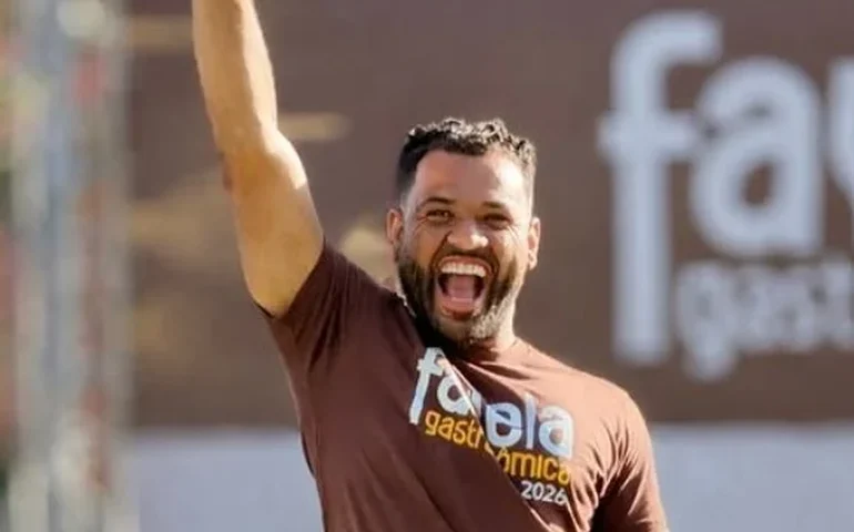 Rene Silva, do 'Voz das Comunidades', sofre assalto a poucos metros de casa: 'Colocaram a arma na minha cabeça'