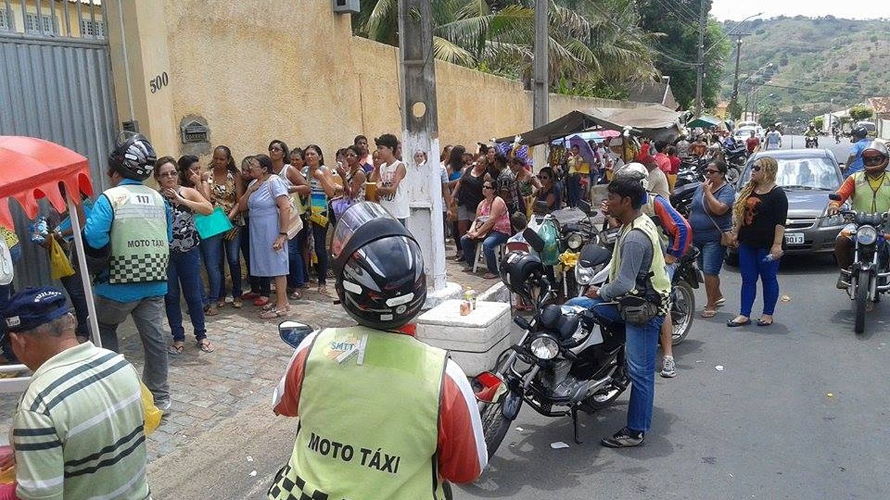 Seleção para 545 vagas na Educação de Palmeira faz candidatos madrugarem na fila de inscrição