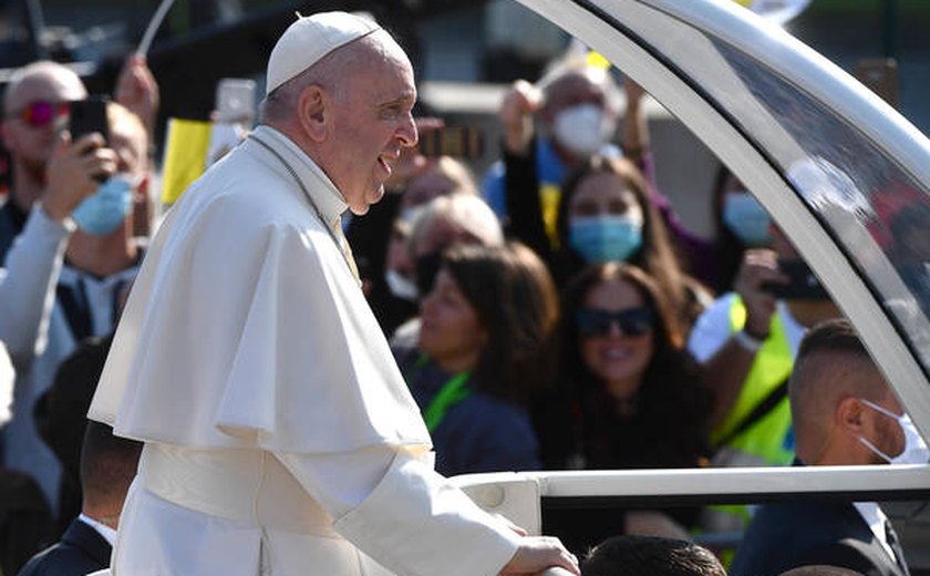 Papa Francisco é presenteado com camisa do PSG autografada por Lionel Messi