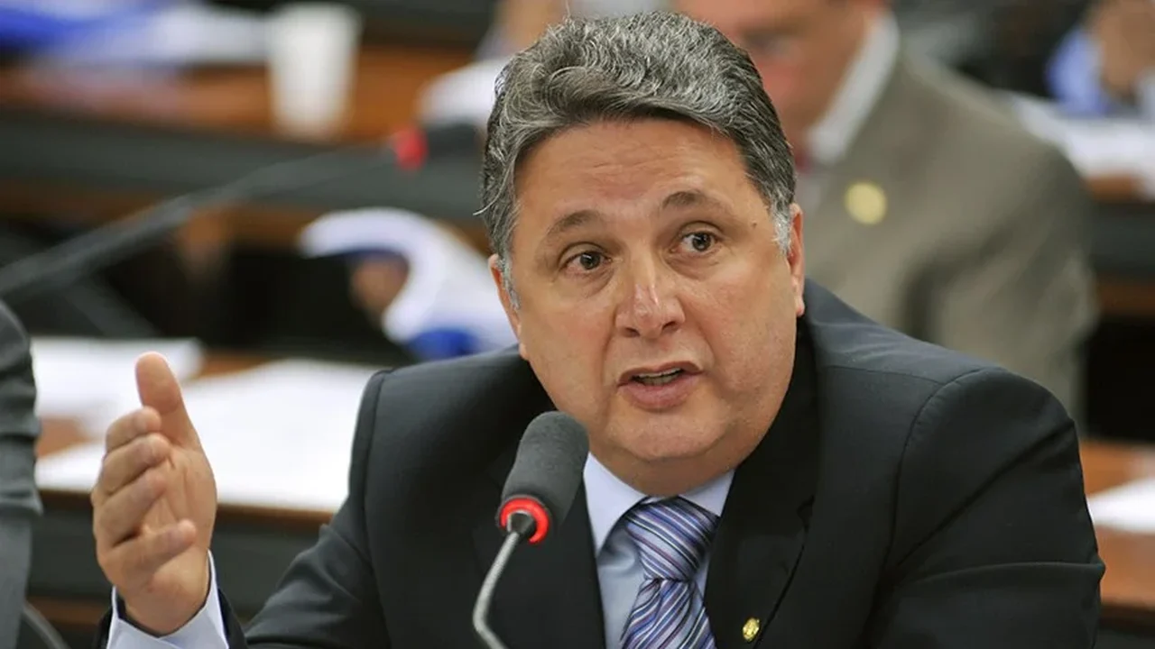 Garotinho diz que Flávio Bolsonaro não aparece em vídeo da 'Noite das Astronautas'