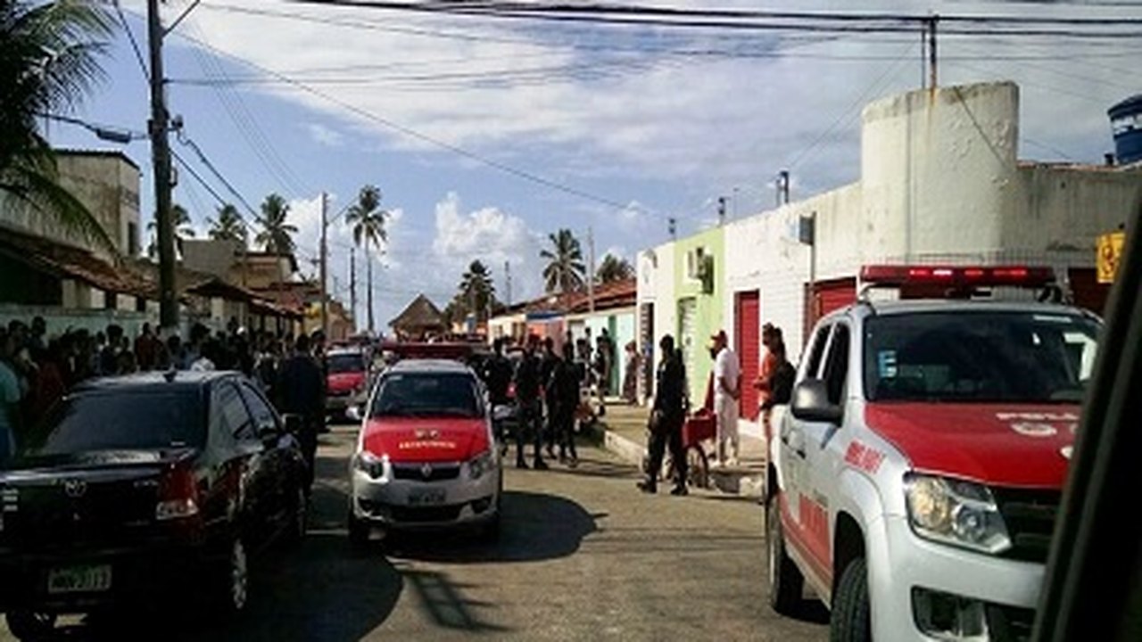 População ajuda policiais militares a frustrarem ocorrência com reféns na orla de Maceió