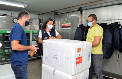 Alagoas recebe 63.610 doses de vacinas e passa a imunizar pessoas de 50 a 52 anos