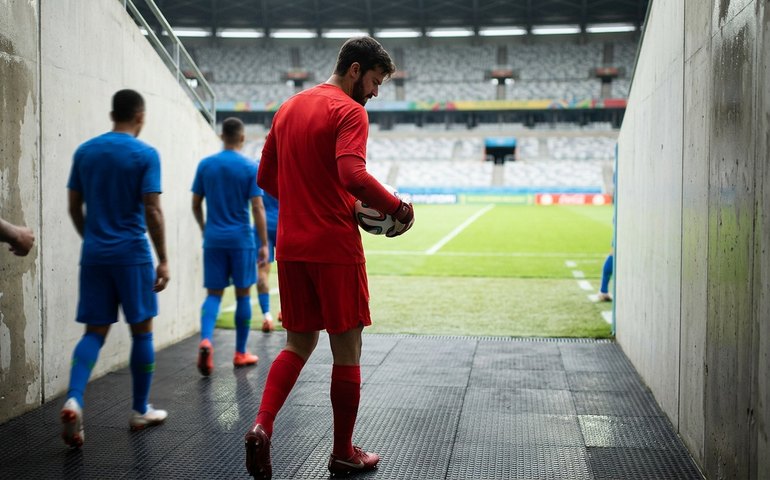 Brasil usará uniforme azul na Copa do Mundo, e goleiros terão polêmica camisa vermelha