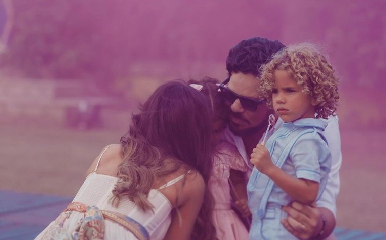 Sorocaba e Biah Rodrigues realizam chá revelação para descobrir sexo de gêmeos