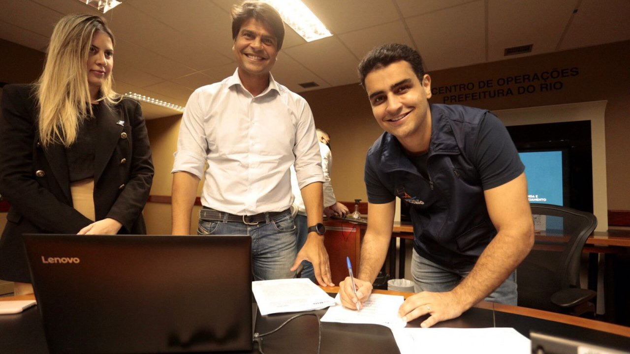 Prefeito JHC assina acordo de cooperação para implantar o app Táxi-Maceió