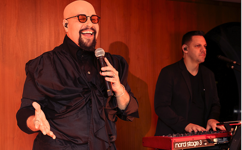 Tiago Abravanel estreia show intimista “Juntinho” em São Paulo