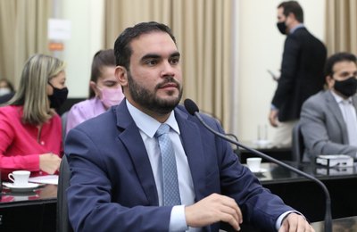 Davi Maia solicita investigação sobre línguas sujas na Praia da Ponta Verde, em Maceió