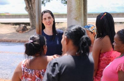 Prefeita Pauline Pereira acompanha o início da pavimentação asfáltica de ruas no bairro Belo Horizonte