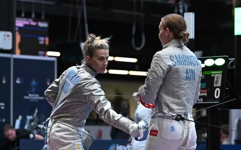 Esgrimista é 1ª esportista a enfrentar russa, mas não cumprimenta adversária