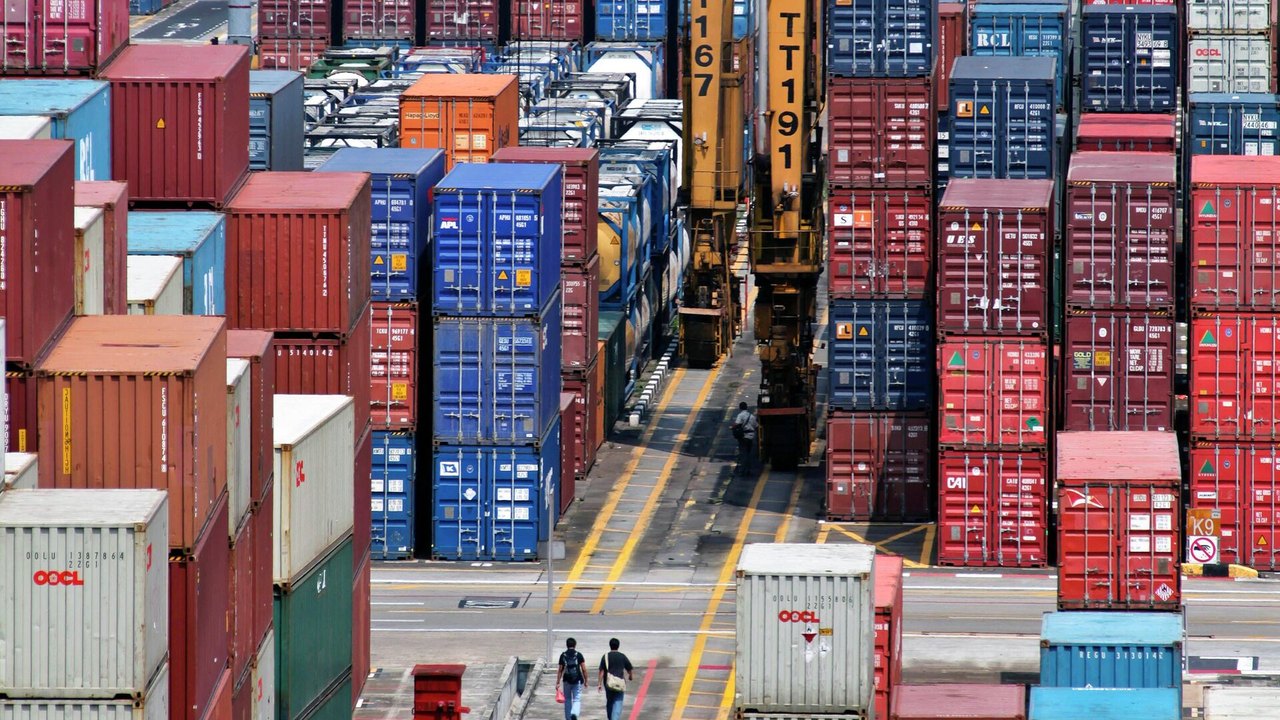 Comércio global: pedidos de navios porta-contêineres aumentam mesmo com desaceleração