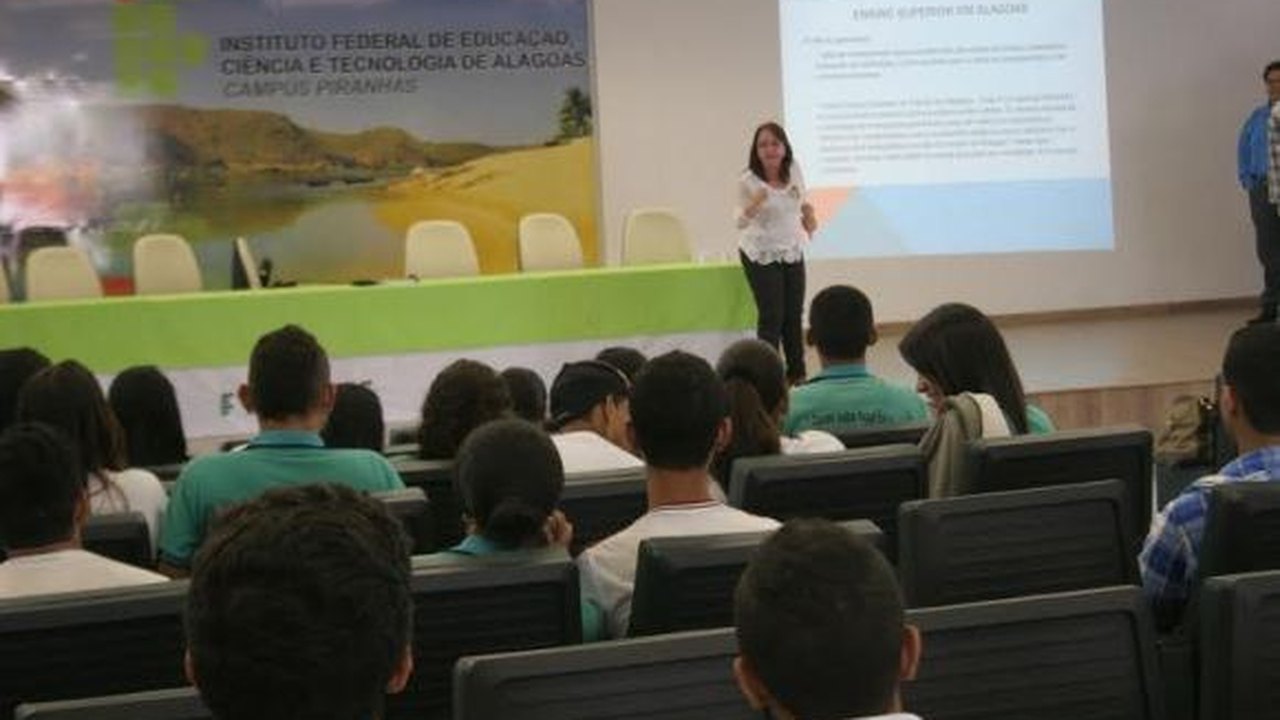Comunidade estudantil debate Plano de Educação em Piranhas